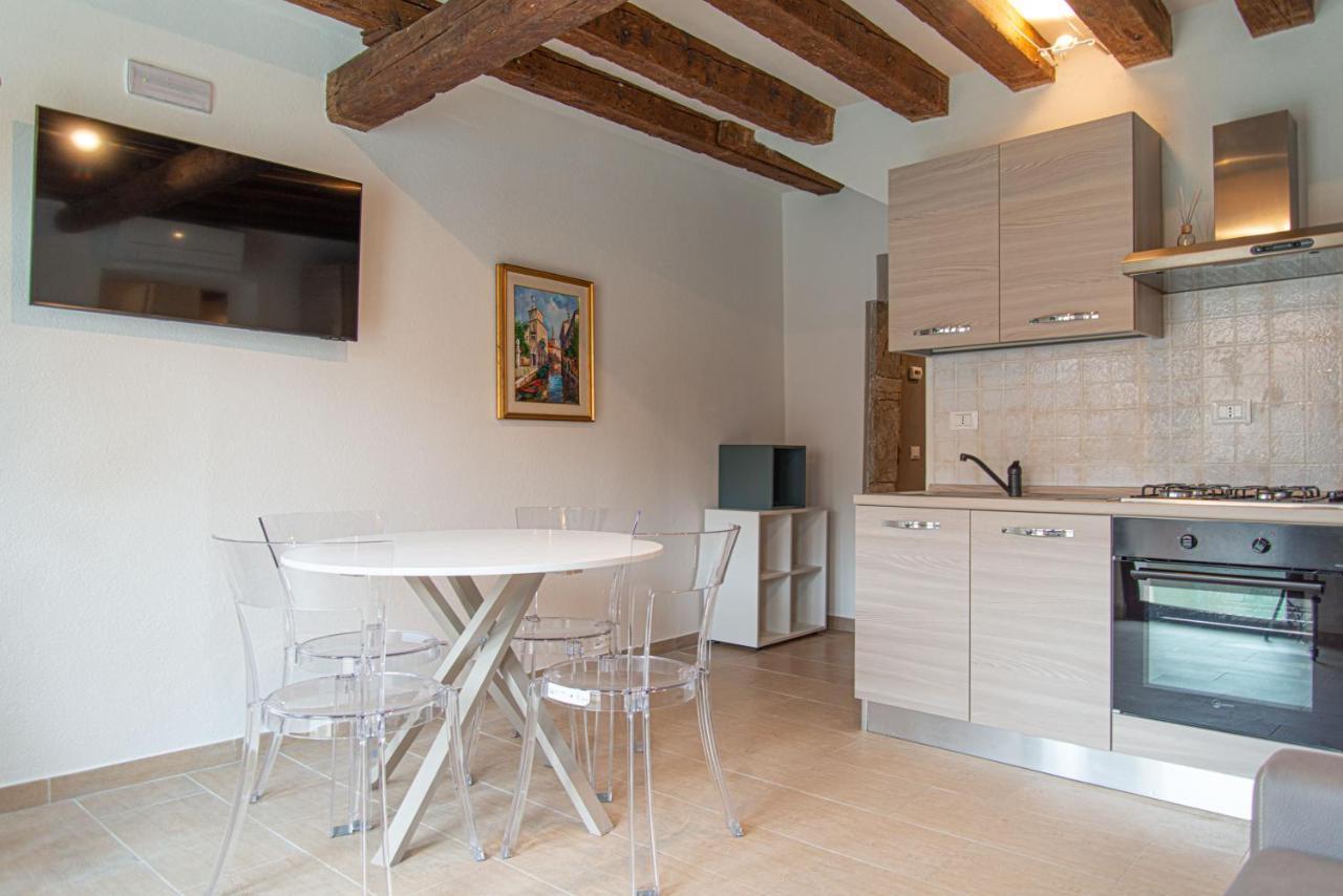 Ca' Leoncino - Venice Canal Front Apartment Eksteriør billede