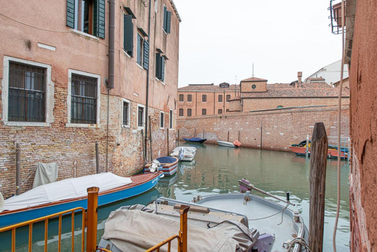 Ca' Leoncino - Venice Canal Front Apartment Eksteriør billede